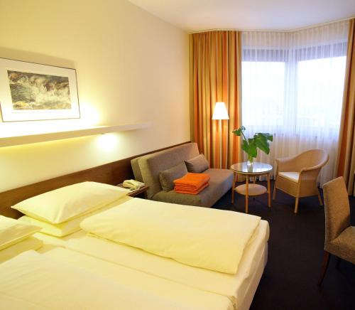 Säng eller sängar i ett rum på Hotel Sonne Lienz