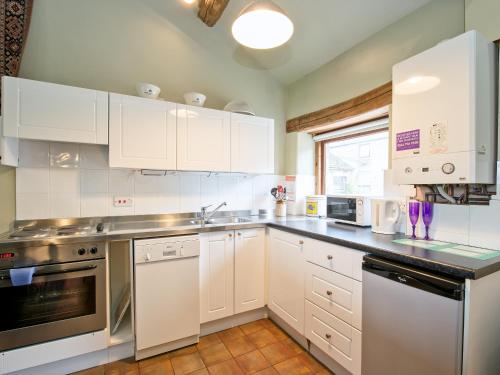 A kitchen or kitchenette at Priest Hill 