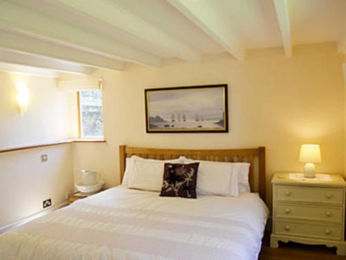 A bed or beds in a room at The Darren Mill Cottage 