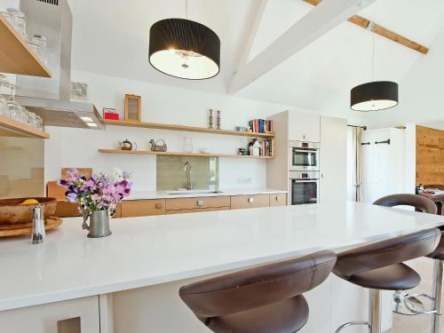 A kitchen or kitchenette at Tree House Barn 