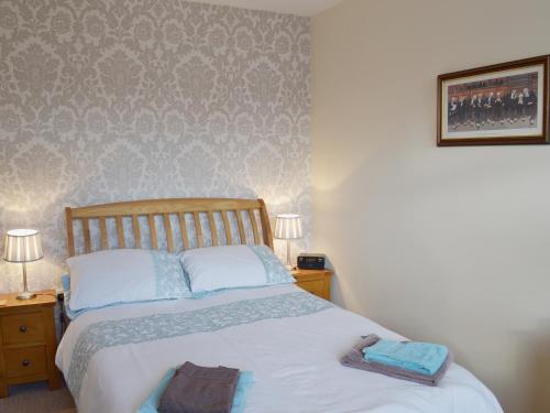 A bed or beds in a room at Claremont House - Suite 4 