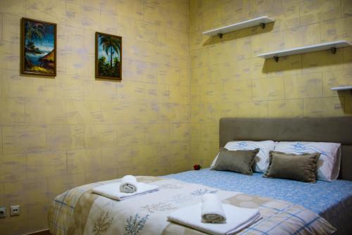 コトルにあるApartman Dijanaのタオルが敷かれたベッドのある寝室