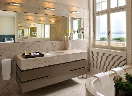 RIVA - Das Hotel am Bodensee tesisinde bir banyo