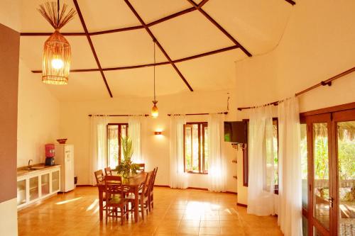 ein Esszimmer mit Tisch und Stühlen in der Unterkunft Refugios Parajuru - Casa Inge in Parajuru