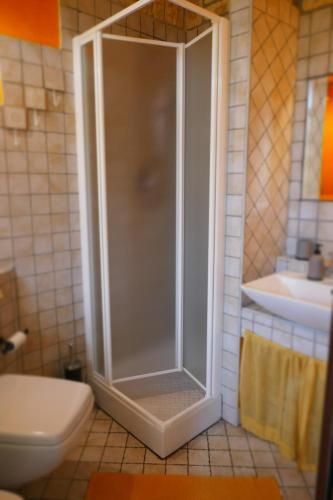 a shower in a bathroom with a toilet and a sink at Appartamento di Charme Suite Sole in Lazise