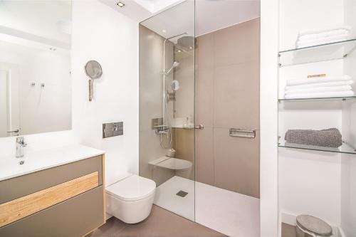een badkamer met een douche, een toilet en een wastafel bij Rooms & Suites Princesa Sonia in Puerto del Carmen