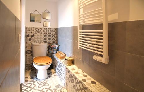 a bathroom with a toilet with a wooden toilet seat at Appart 2 chambres - Le Quai des Chartrons in Bordeaux