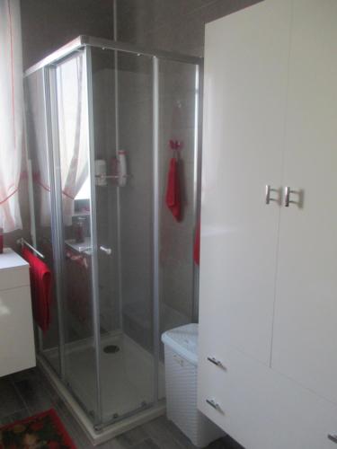 y baño con ducha de cristal y aseo. en Penthouse 2, en Marsaskala