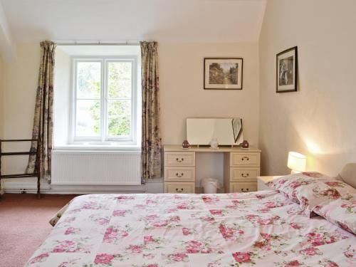 A bed or beds in a room at Thorn Cottage 