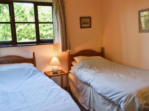 A bed or beds in a room at No 2 Bay Tree Cottage 