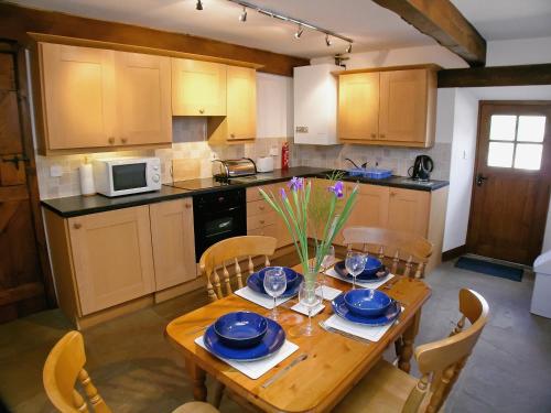 A kitchen or kitchenette at 1 Covil Barn Cottage 