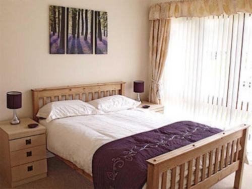 A bed or beds in a room at Elderberry 