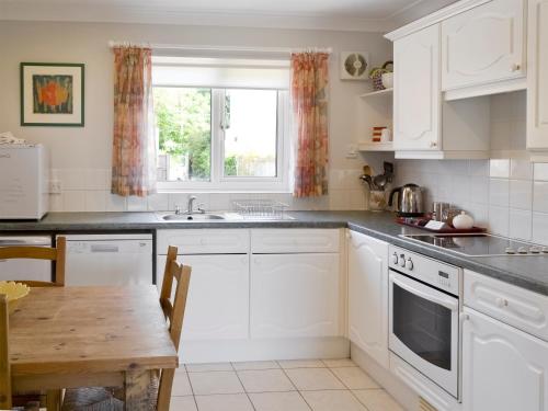 A kitchen or kitchenette at House On The Shore 