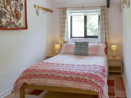 A bed or beds in a room at Polrose 