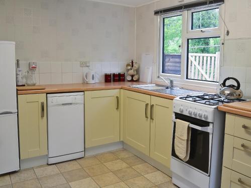 A kitchen or kitchenette at Evergreen 