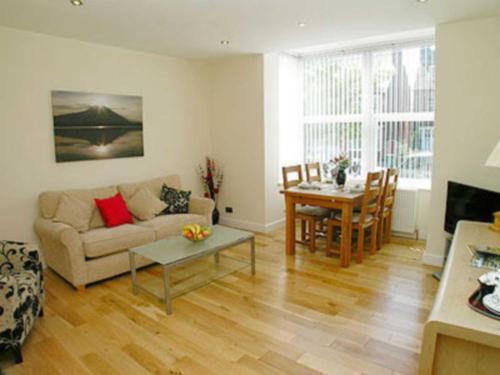 A seating area at Mews Apartment 