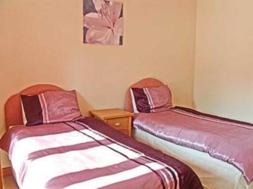 A bed or beds in a room at Apple Barn 