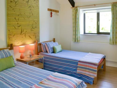 A bed or beds in a room at Polrose 