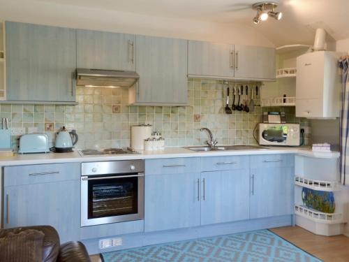 A kitchen or kitchenette at Polrose 