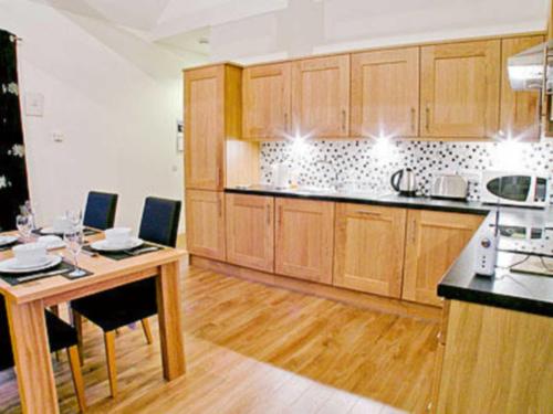 A kitchen or kitchenette at The Stables 