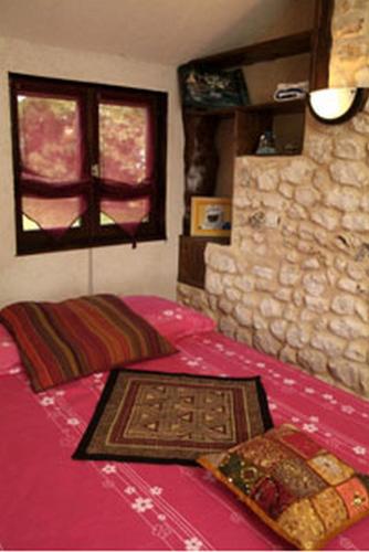 une chambre avec un lit et une fenêtre dans l'établissement Chambre d'Hôtes Etretat, aux Loges