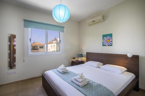 Postel nebo postele na pokoji v ubytování Protaras Galleria Sunset Villa