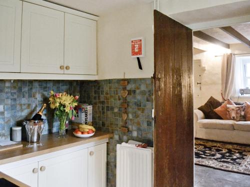 A kitchen or kitchenette at Blossom Cottage 