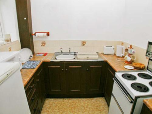 A kitchen or kitchenette at 1 Church Hill Cottage 