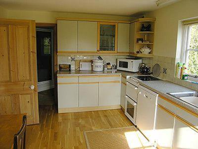 A kitchen or kitchenette at Howards Cottage 