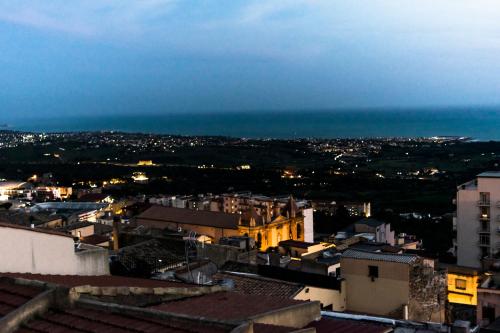 widok na miasto w nocy z oceanem w obiekcie Casuzza di Girgenti con vista Valle dei Templi! w mieście Agrigento