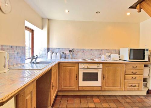 A kitchen or kitchenette at Harland Cottage 