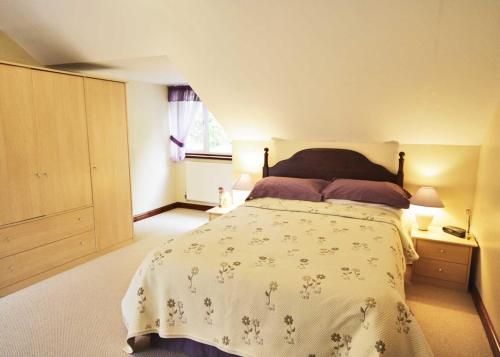 A bed or beds in a room at Arum Cottage 