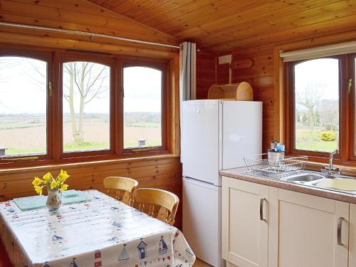 A kitchen or kitchenette at Wren Lodge 