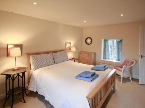 A bed or beds in a room at Manor Cottage 