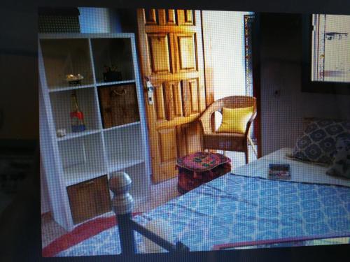 una camera con un letto, una sedia e una porta di MAGIC SUN Loft a Candelaria
