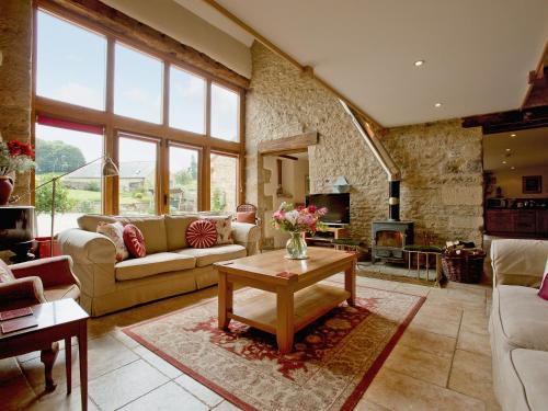 A seating area at Tom'S Barn 