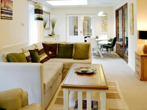 A seating area at Cedar Lodge 