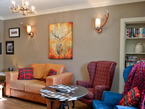 A seating area at Cresecent Cottage 