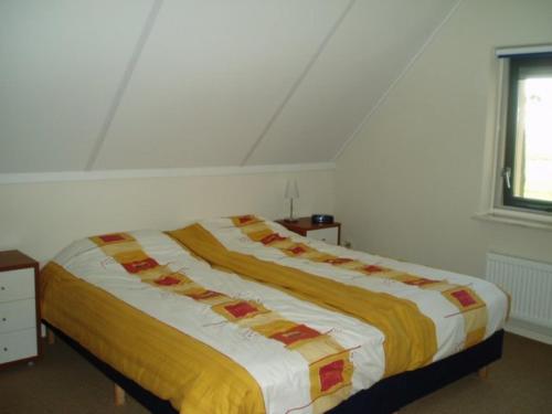 SondelにあるGaasthoekeの白い部屋のベッド1台
