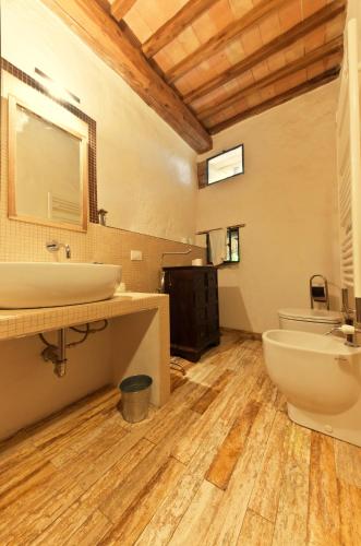 a bathroom with two sinks and a toilet at Agriturismo il Casalino in Pari