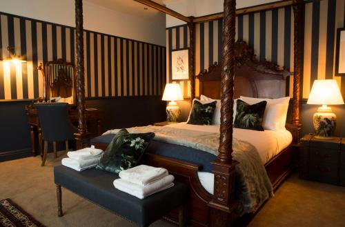 מיטה או מיטות בחדר ב-Wynnstay Arms, Ruabon, Wrexham