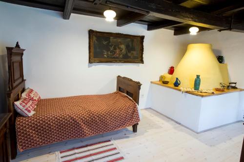 1 dormitorio con 1 cama y un objeto amarillo en la pared en Forrás, en Egerszólát