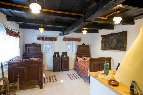 Cette grande chambre comprend deux lits et une table. dans l'établissement Forrás, à Egerszólát