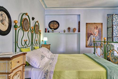 1 dormitorio con 1 cama con colcha verde en Luxury Apartment and Charm Sea View Isola Bella, en Taormina