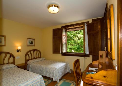 A bed or beds in a room at La Casona de Mestas