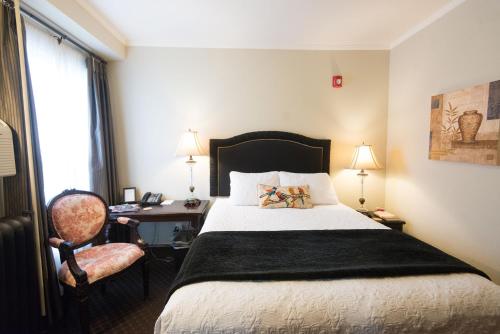 a bedroom with a bed and a desk with a chair at Camas Boutique Hotel in Camas