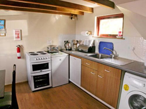 A kitchen or kitchenette at Linicro Cottage 