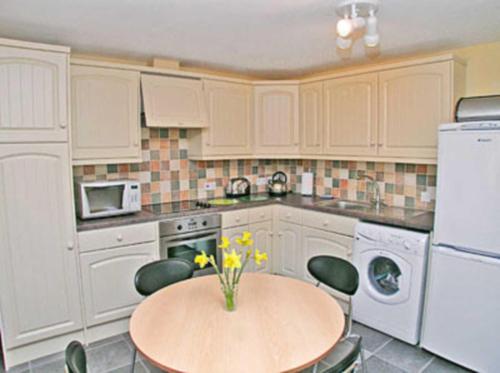 A kitchen or kitchenette at Mistal Cottage 