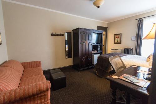 a hotel room with a bed and a couch at Camas Boutique Hotel in Camas