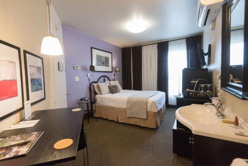 a hotel room with a bed and a sink at Camas Boutique Hotel in Camas
